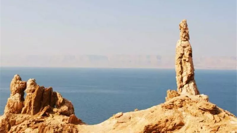 #أحسن_القصص .. كانوا يأتون الرجال شهوة من دون النساء فأُمطروا بحجارة من سجيل