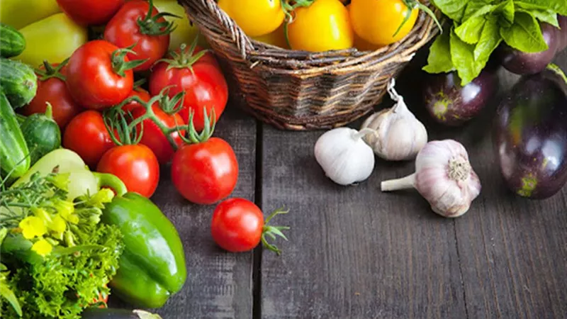 5 خضروات تسبب اضطرابات المعدة عند أكلها نيئة ..أبرزها الطماطم والجزر
