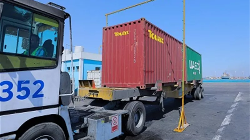 انتظام حركة شحن وتفريغ البضائع بميناء السخنة