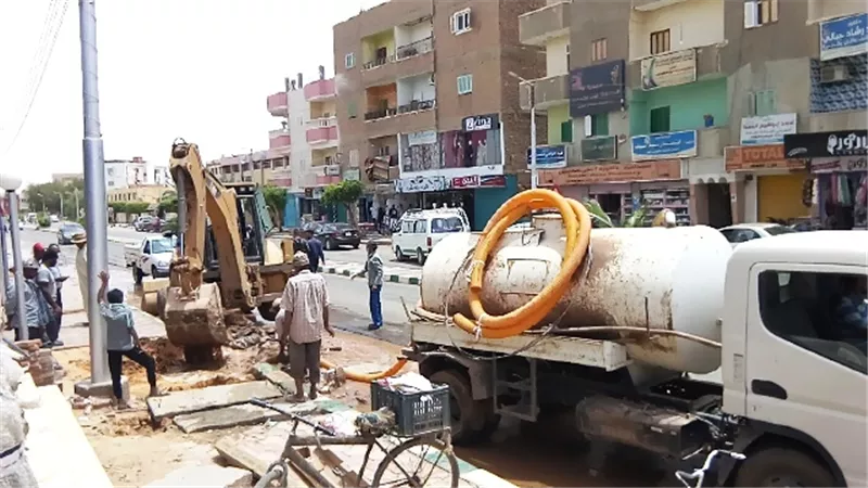إصلاح عطل بخط مياه رئيسي فى الوادى الجديد.. بالصور