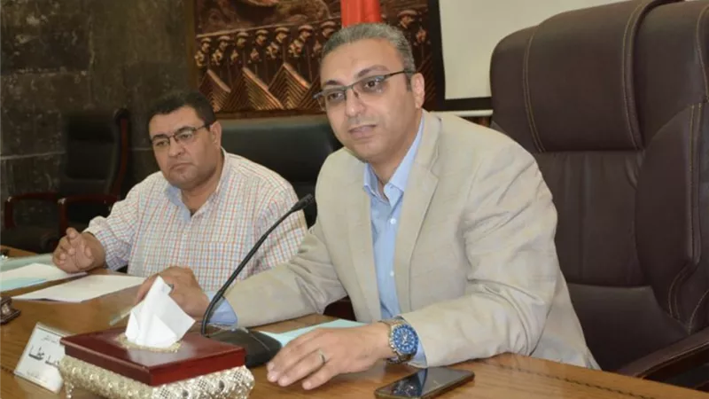 بتكلفة 300 مليون جنيه : نائب محافظ الغربية يناقش خطةالرصف للعام المالي الجديد
