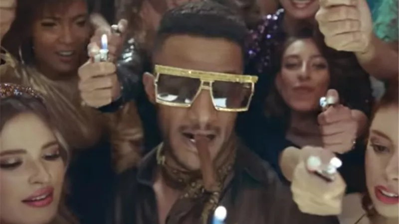 محمد رمضان يحتفل بحصد 