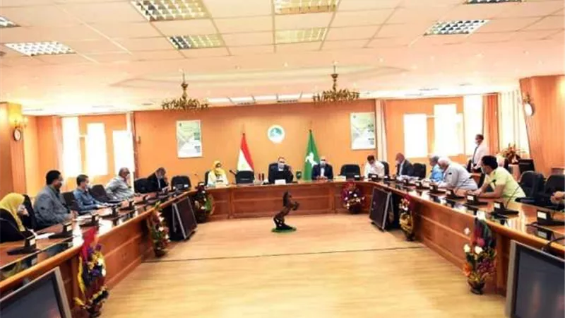 غراب بجتمع مع مسئولي السكة الحديد لمناقشة إنشاء محاور مرورية والمشروعات.. بالصور
