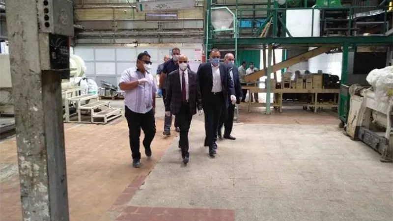محافظ الشرقية يُفاجيء مصانع العاشر ويُقرر غلق مصنع لتصنيع وإنتاج الحلوى