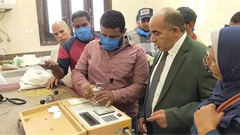 وكيل زراعة الوادى الجديد يتفقد صوامع القمح ويشيد بمستوى المنظومة فى الوقاية .صور