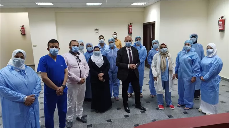 قائد الجيش الأبيض بالشرقية يشارك أبناءه بمستشفي العزل الافطار الجماعي صور