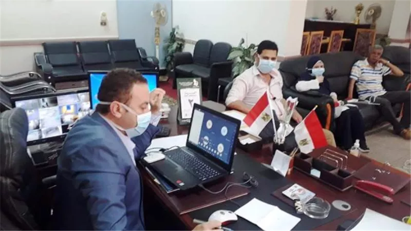 رخا يترأس إجتماعا بمديري الإدارات والمستشفيات عبر الفيديو كونفرانس