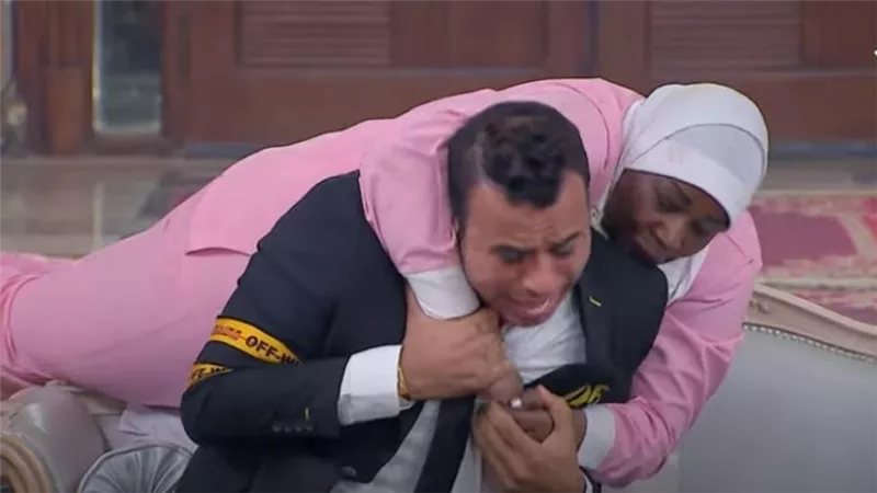 محمود الليثى يضرب خادمة فيفى عبده بالروسية ..فيديو