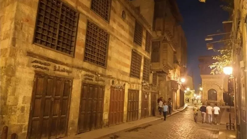 السياحة بالتعاون مع الإنتاج الحربي.. رفع كفاءة إضاءة شارع المعز
