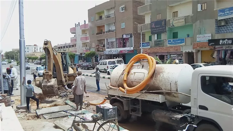 إصلاح عطل مفاجئ بخط مياه رئيسي بالوادى الجديد.صور