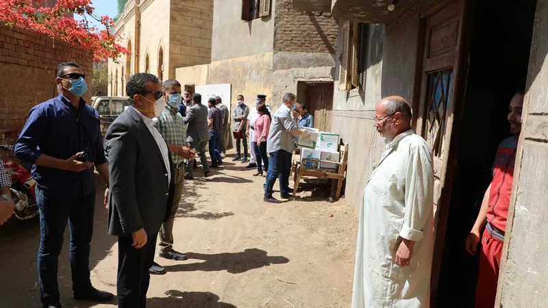 بالفيديو محافظ المنوفية يتفقد أسر العزل المنزلى ويوزع سلع غذائية ومطهرات للمضارين من فيروس كورونا .. صــور