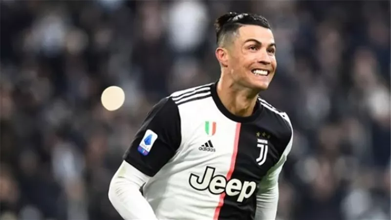 رونالدو يصل إيطاليا استعدادا لاستئناف التدريبات مع اليوفى