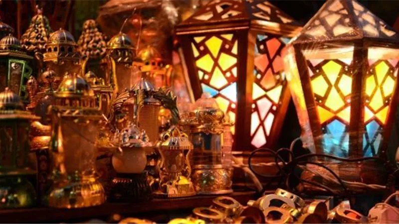 اغرب طقوس رمضان حول العالم.. حلق الرجال لشعرهم وضرب الزوجات علي رؤسهن