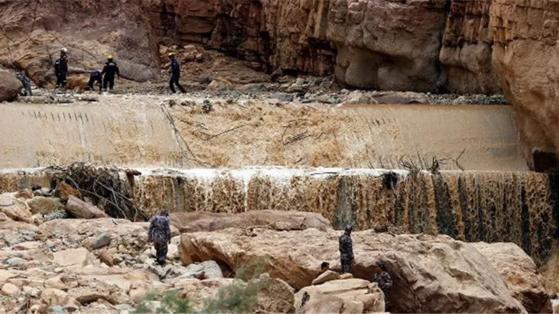 بالفيديو.. عمل بطولي من مواطن سعودي تجاه شابين علقا وسط السيول