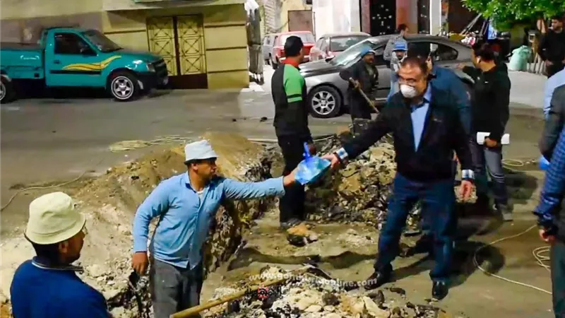 محافظ الاسكندرية يوزع وجبات السحور على العمال