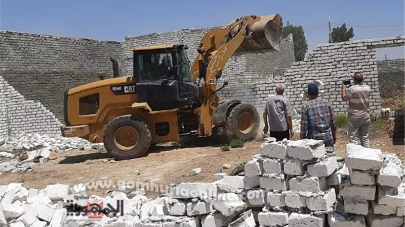 إزالة 23 حالة تعد على أرض زراعية بقرى الواسطى