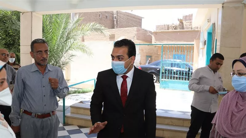 نائب محافظ قنا يتفقد الوحدة الصحية بقرية القلعة