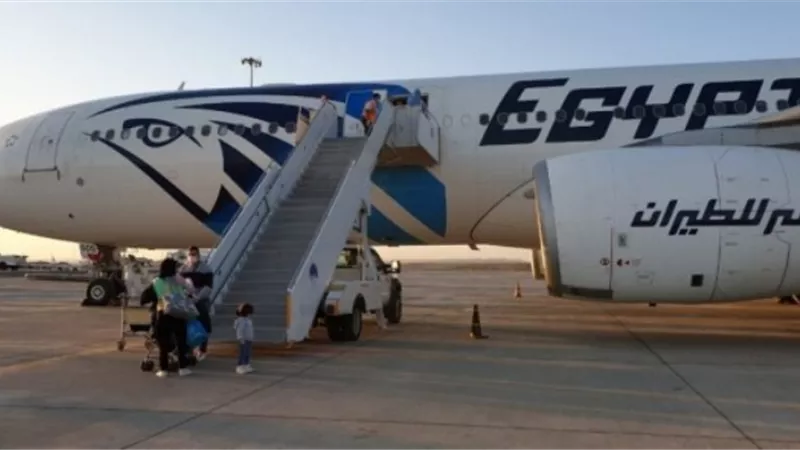 عليها 298 راكباً مصريا.. طائرة العالقين بالكويت تصل مطار القاهرة