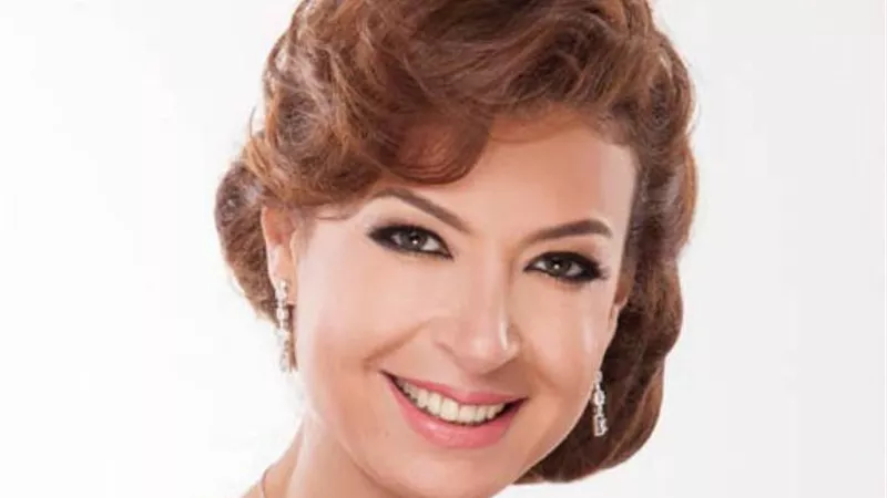 منال سلامة تعلن عودتها للوقوف على خشبة المسرح القومى