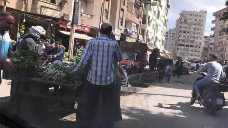 الباعة الجائلين بميدان ستوته والحكمة تحدوا قرار المحافظ واحتلوا الميدان وسط حراسة شرطة المرافق-صور