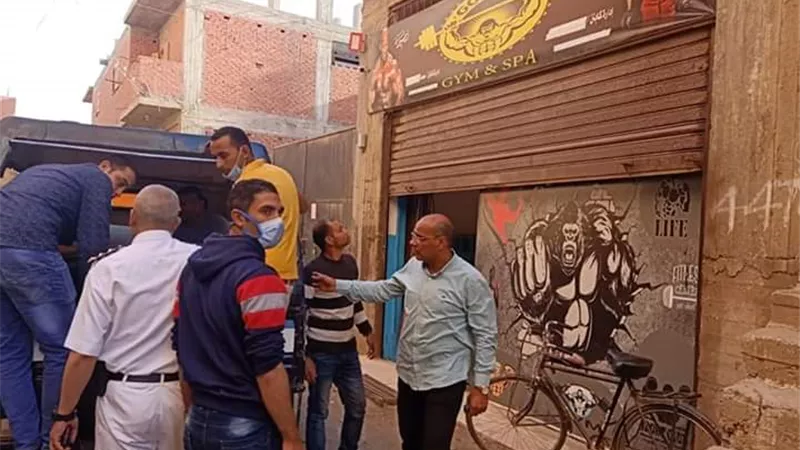 القبض علي مسئول صالة جيم وروادها بمدينة الشهداء لخرق الحظر.. صور