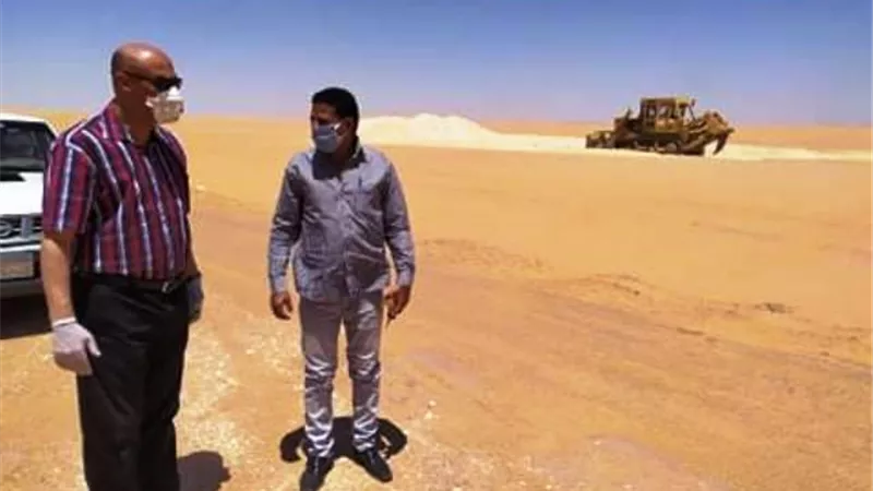 رئيس مركز الداخلة يتابع رصف طريق المطار الدائرى بالوادى الجديد.. بالصور