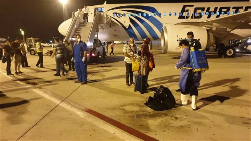 وصول 104 مصريين من العالقين بالهند إلى مطار مرسى علم الدولى .. صور