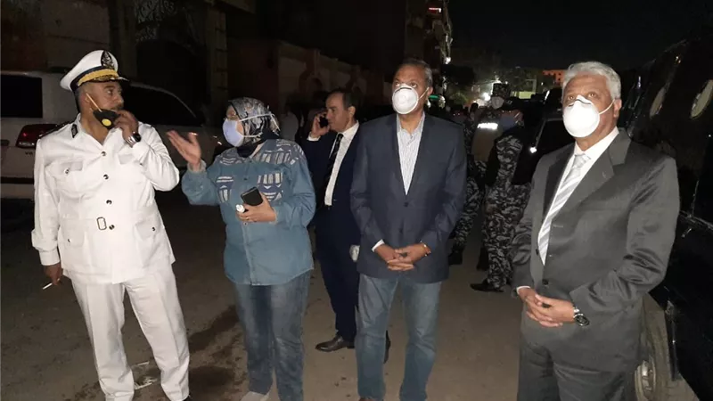 الدفع بـ 10عربات وخزان إطفاء للسيطرة علي حريق مجمع لتصنيع النجف بشبرا .. صور