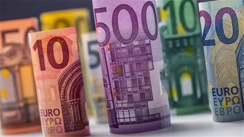اليورو ينخفض وسط قلق حيال مشتريات المركزي الأوروبي للسندات
