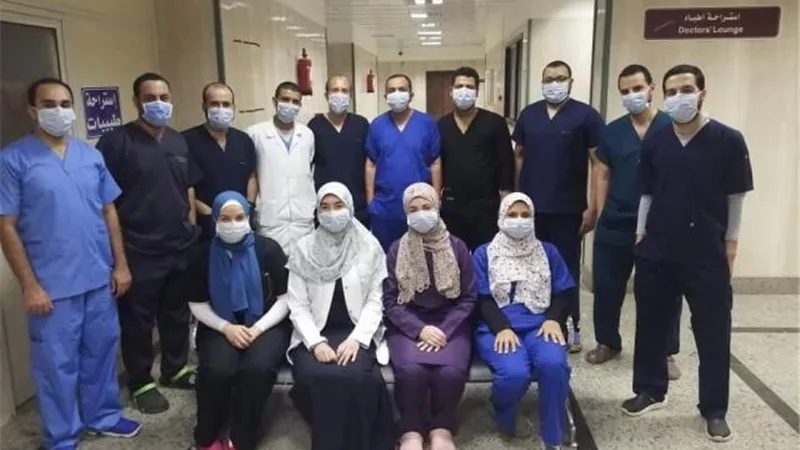 جامعة أسيوط تعلن شفاء وخروج أول حالة مصابة بكورونا .صور