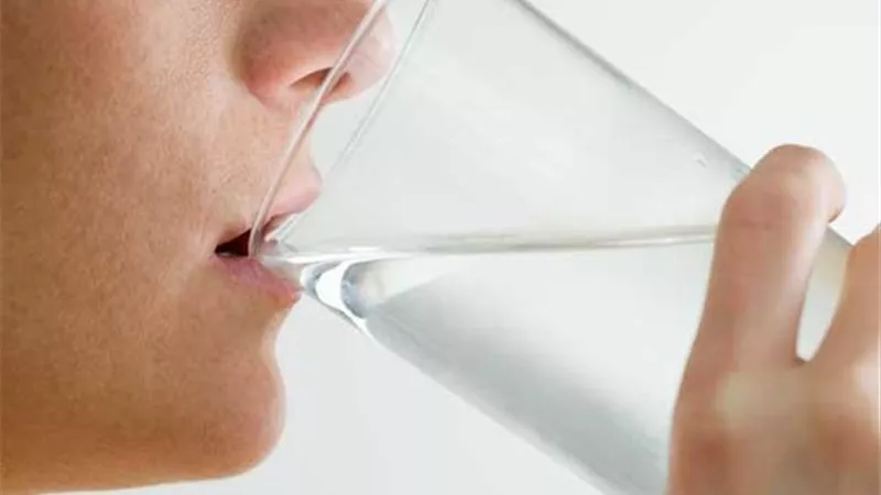 ماذا يحدث عند تناول ماء ملوث بفيروس كورونا؟