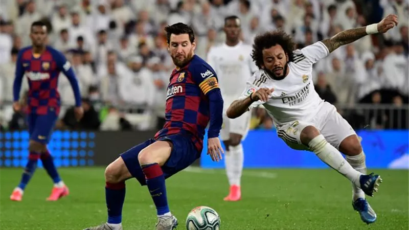 لاعبو برشلونة وريال مدريد يخضعون لفحوص كورونا تمهيداً لاستئناف التدريبات