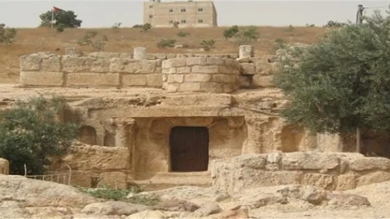 #أحسن_القصص فروا بدينهم من الطاغية فناموا في الكهف 3 قرون