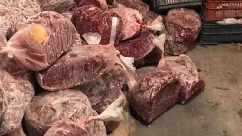 سقوط مسئول مركز لبيع المواد الغذائية يبيع عصائر ولحوماً منتهية الصلاحية