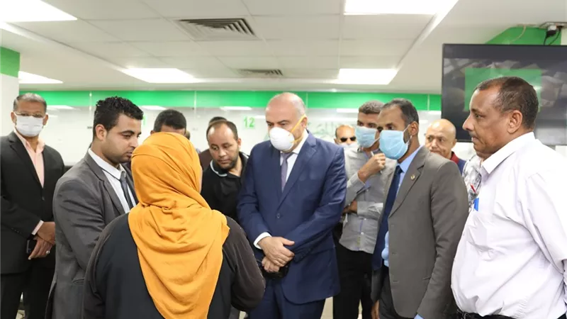 محافظ قنا يتابع مستوى الخدمات بمكتب البريد الرئيسى