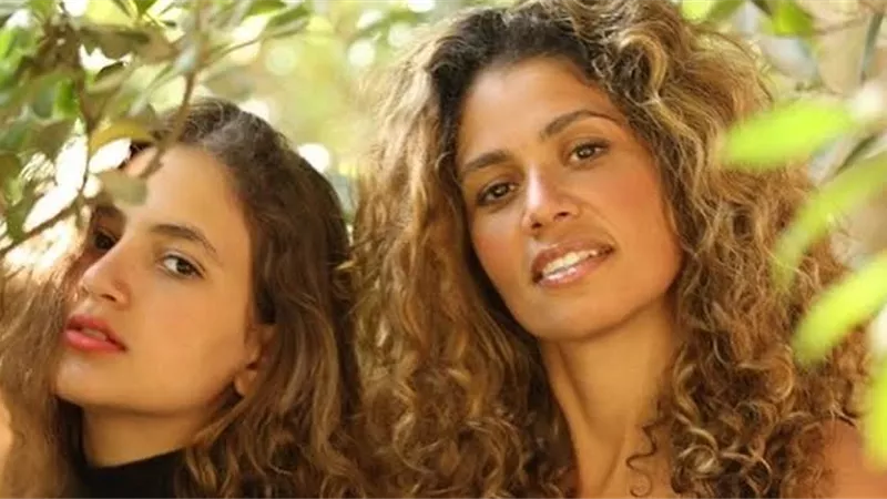 بكلمات مؤثرة.. كنزى عمرو دياب تنعى رحيل جدتها بفيديو يجمعها بها