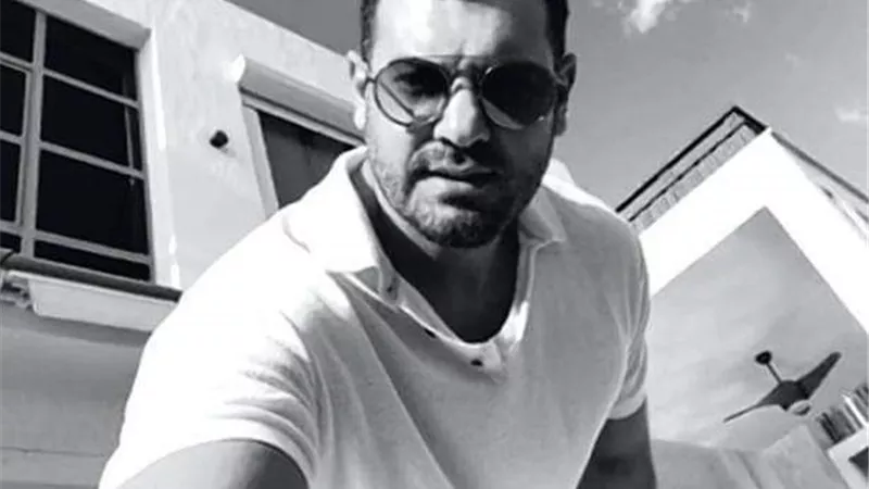 عمرو يوسف يخطف الأنظار بجلسة تصوير جديدة