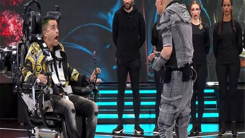 موقف خطير يقع فيه رامز جلال وضحيته حسن شاكوش على سلم الشلال.. فيديو