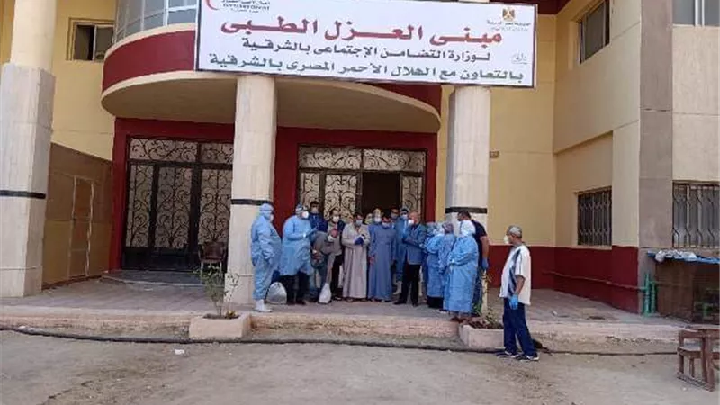 محافظ الشرقية يطمئن على حالات الشفاء من كورونا بعد خروجهم من العزل الطبى