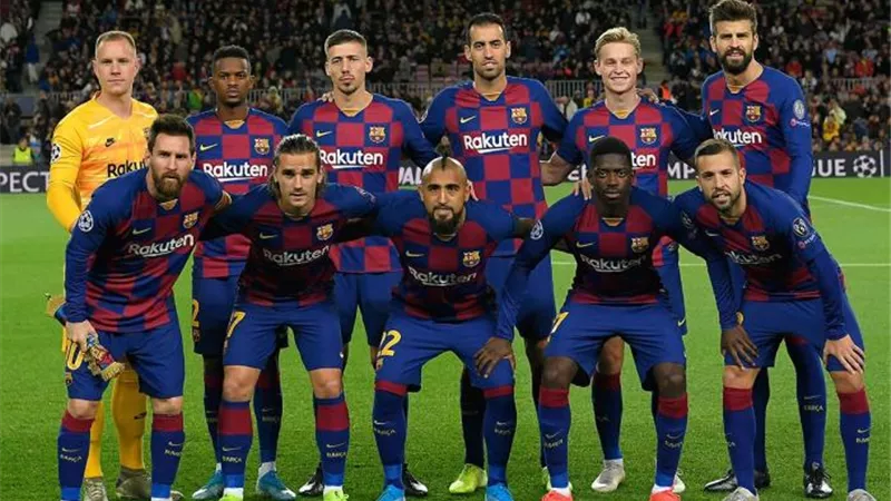 لاعبو برشلونة يصلون الى المدينة الرياضية للتدريب