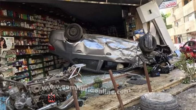 بسبب السرعة الزائدة إصابة فتاتين وعامل دليفري في انقلاب سيارة بالمنصورة .صور