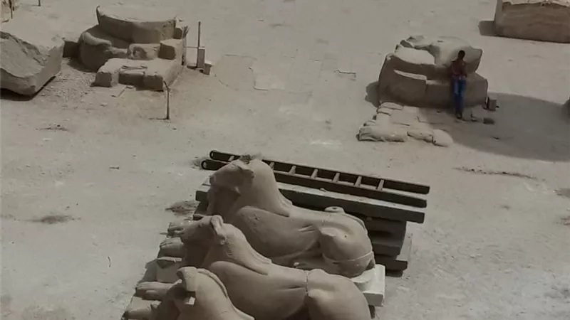 ترميم تماثيل الكباش بمعبد الكرنك بمدينة الأقصر