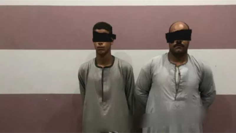 ضبط مسجلين خطر بحوزتهما ٦ اسلحه ناريه ودولارات مزورة