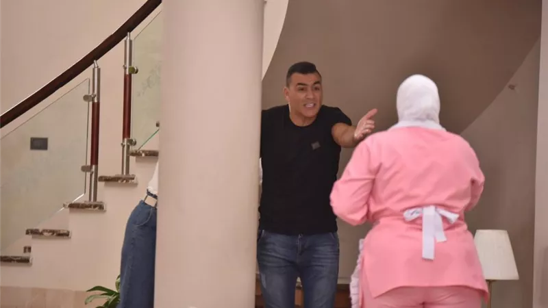 الفزع يسيطر على عصام الحضرى بعد ظهور عفريت خادمة فيفى عبده