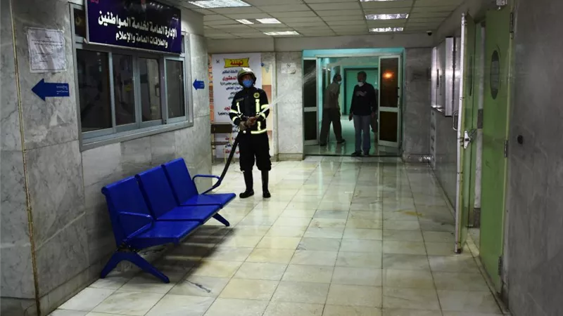 محافظ أسوان بعد أتصاله بوزيرة الصحة الدفع بأطقم طبية لتوفير الخدمة العلاجية بجودة عالية للمواطن الأسوانى