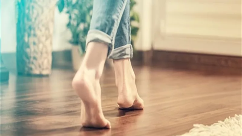 المشى حافيا يعزز صحة العظام