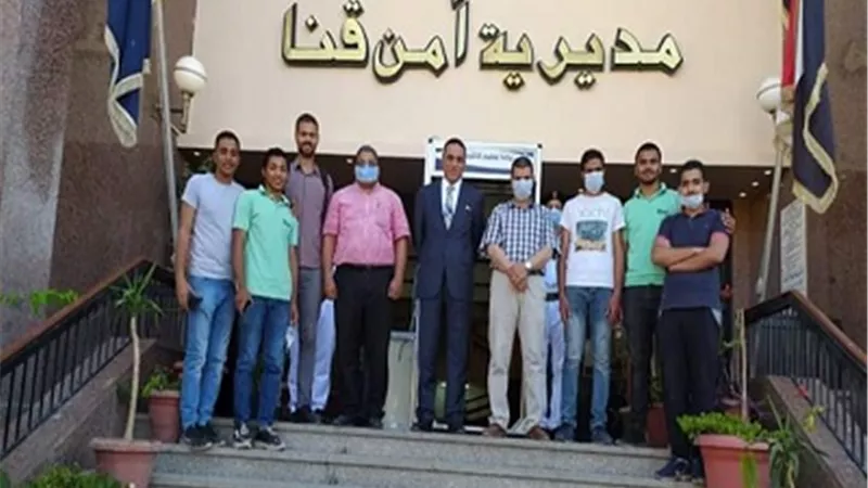 جامعة جنوب الوادى تهدي مديرية أمن قنا بوابة تعقيم الكترونية