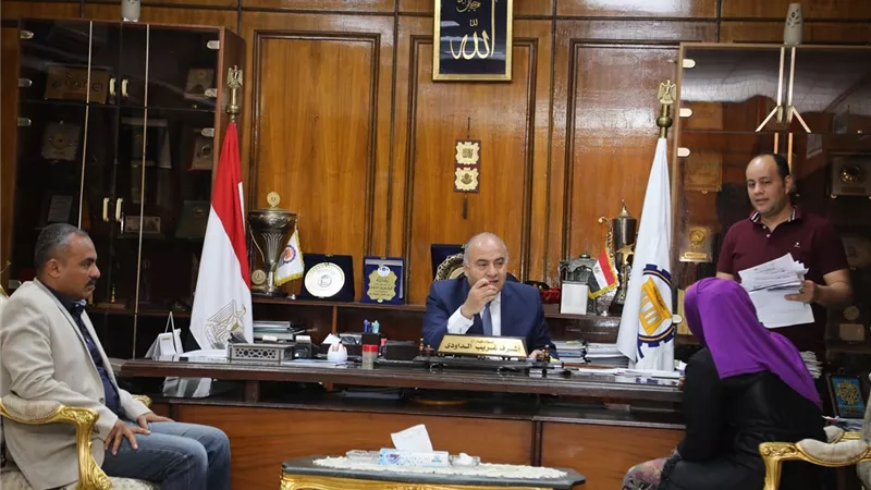 محافظ قنا ونائبه يستقبلان المواطنين لحل مشاكلهم