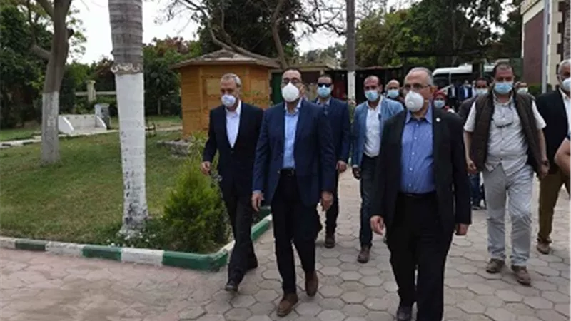 رئيس الوزراء يرحب بمتدربى حوض النيل و يتفقد تطوير منطقة الشاليهات بالقناطر