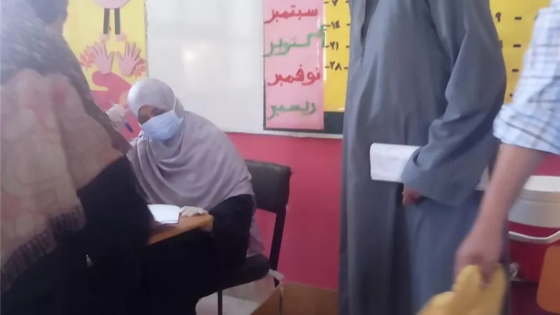 بالصور : انتظام تلقي المشروعات البحثية في مدرسة المطاعنة الابتدائية بالأقصر
